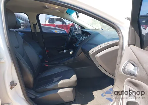 2016 Ford Focus Se z USA, uszkodzony, nr VIN 1FADP3F21GL286169